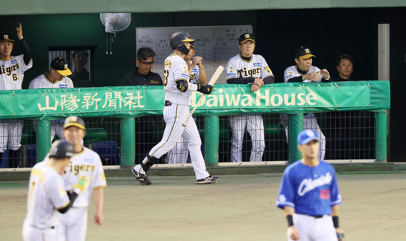 阪神対中日　4回裏阪神無死、森下の中前打に拍手するベンチの岡田監督（右から2人目）（撮影・加藤哉）