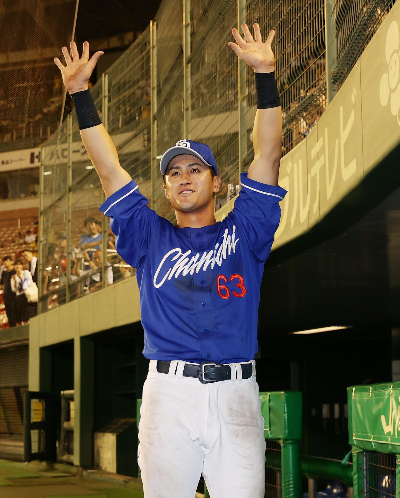 阪神対中日　ヒーローインタビューを終えファンの声援に応える中日板山（撮影・前田充）
