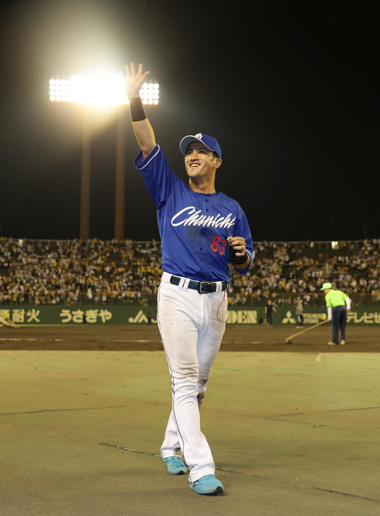 阪神対中日　ヒーローインタビューを終えファンの声援に応える中日板山（撮影・前田充）