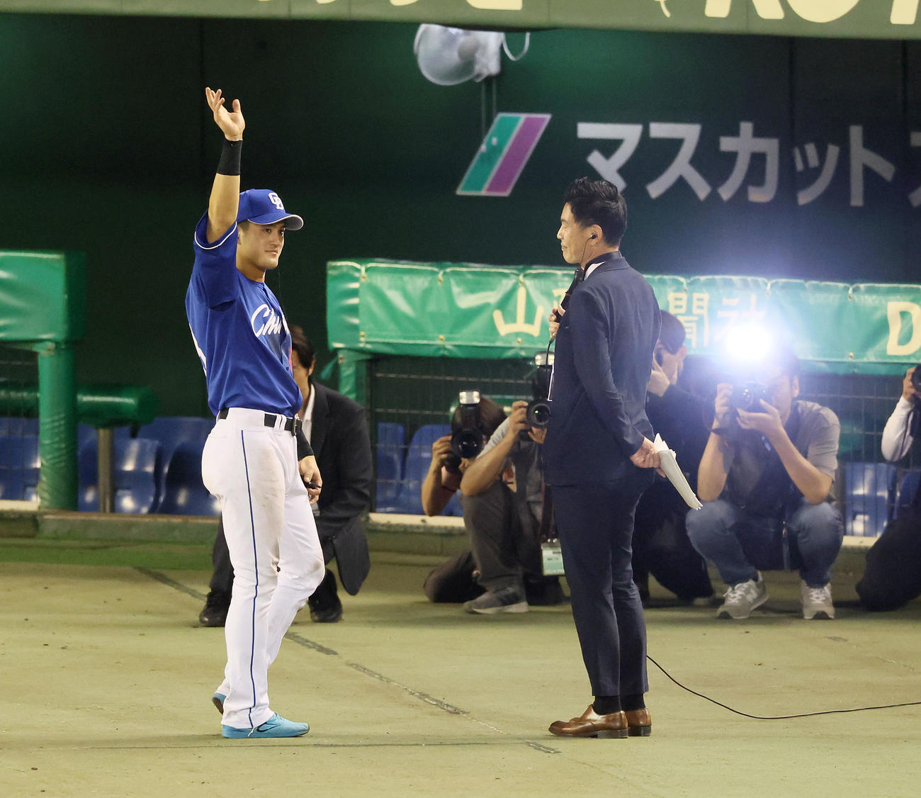 阪神対中日　ヒーローインタビューを受けた板山はスタンドに手を振る（撮影・加藤哉）