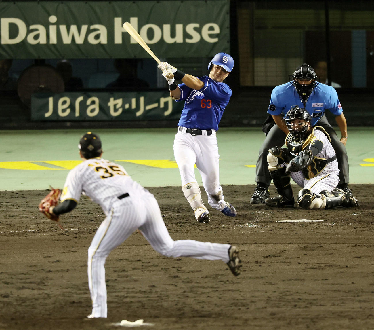 阪神対中日　8回表中日2死三塁、板山は右適時打を放つ。投手は才木（撮影・加藤哉）