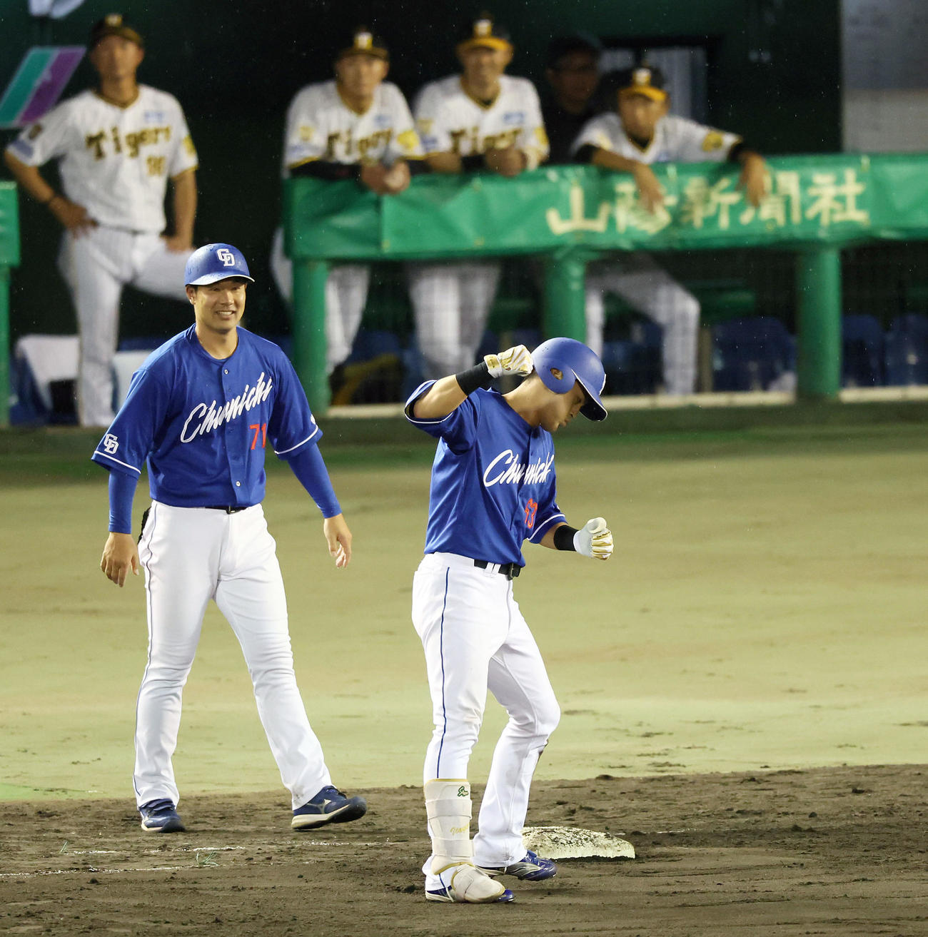 阪神対中日　8回表中日2死三塁、板山は右適時打を放ち一塁上でガッツポーズを見せる（撮影・加藤哉）
