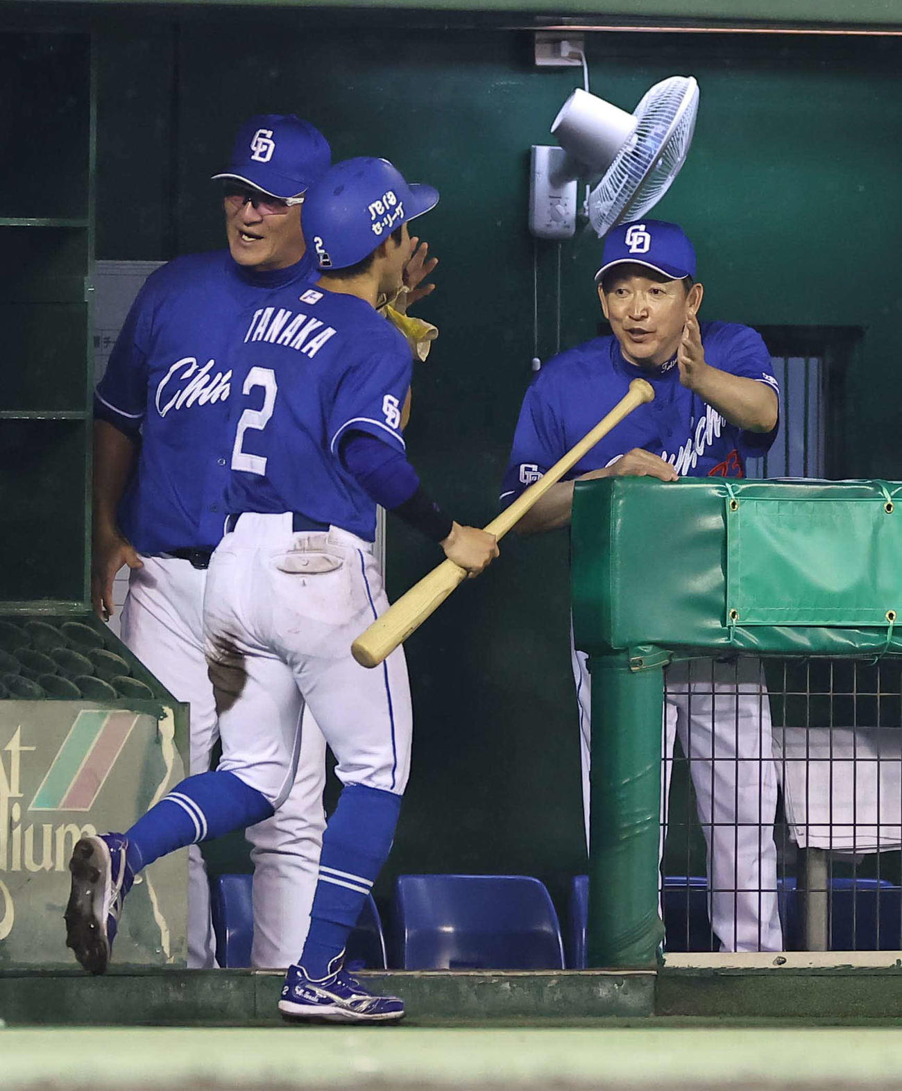 阪神対中日　8回表中日2死三塁、立浪監督（右）は板山の右前先制適時打で生還した田中をハイタッチで出迎える（撮影・上田博志）