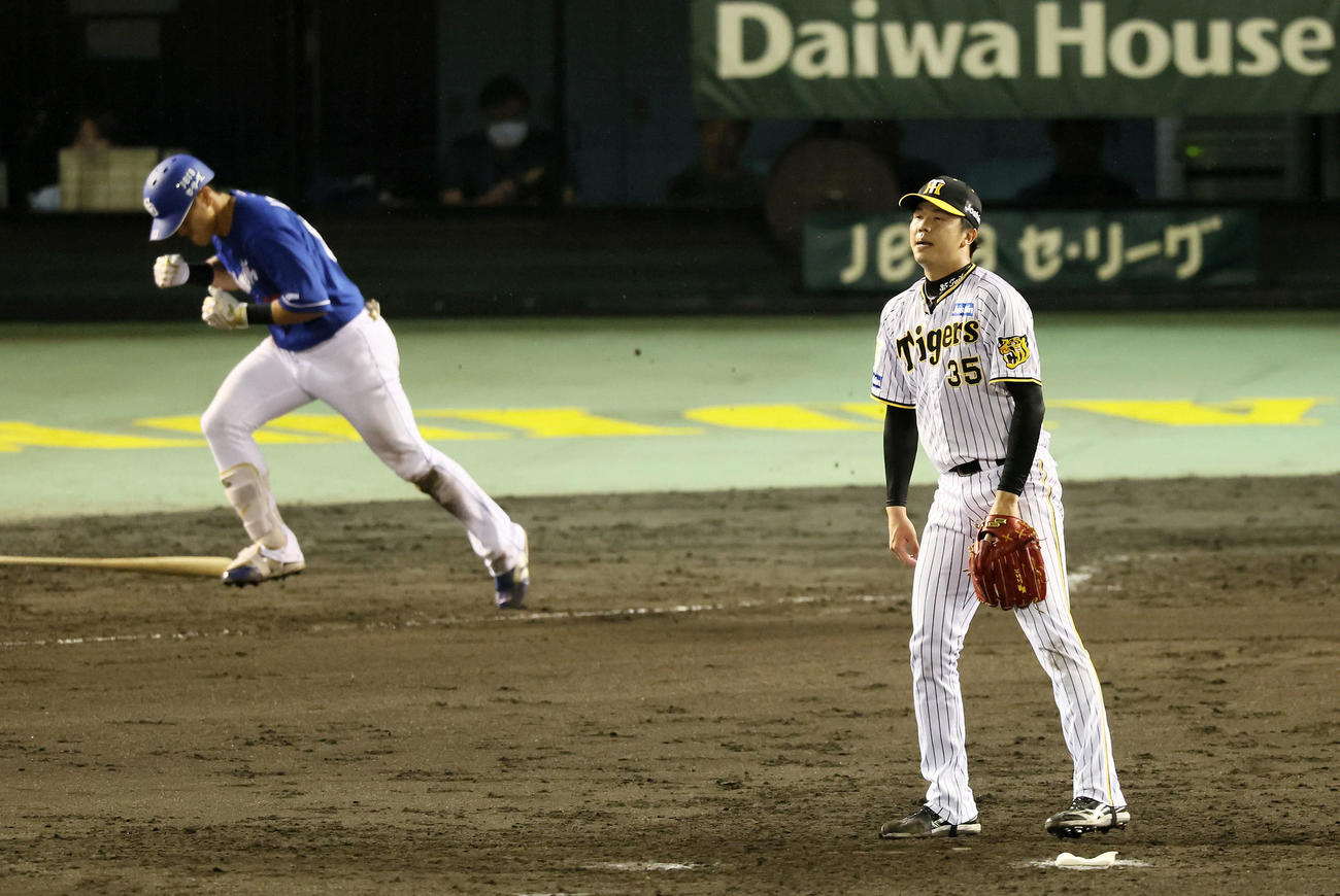 阪神対中日　8回表中日2死三塁、才木は板山に右適時打を打たれて失点（撮影・加藤哉）