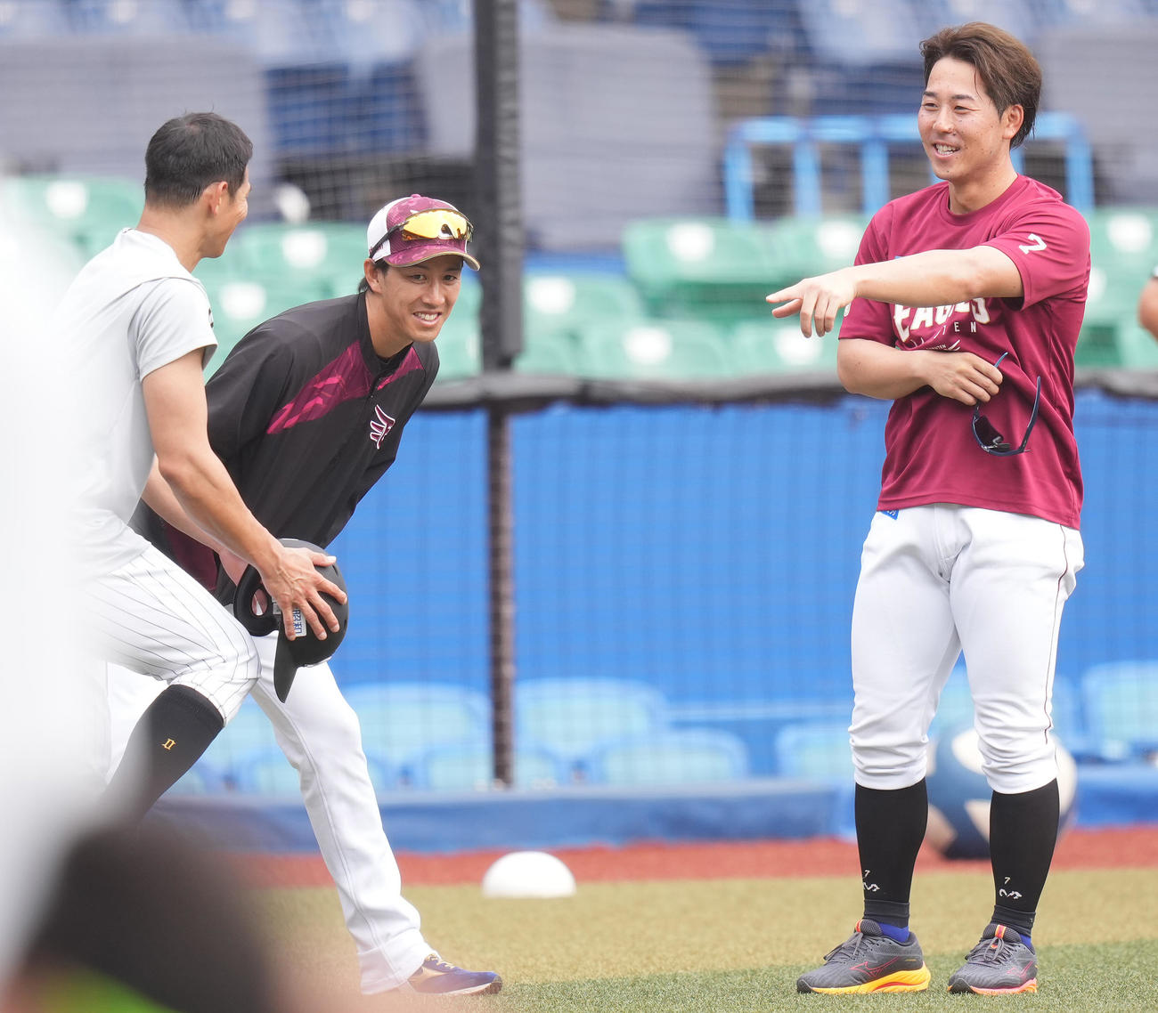 ロッテ対楽天　試合前練習で談笑するロッテ荻野（左）と楽天鈴木大（右）、岸（撮影・鈴木みどり）