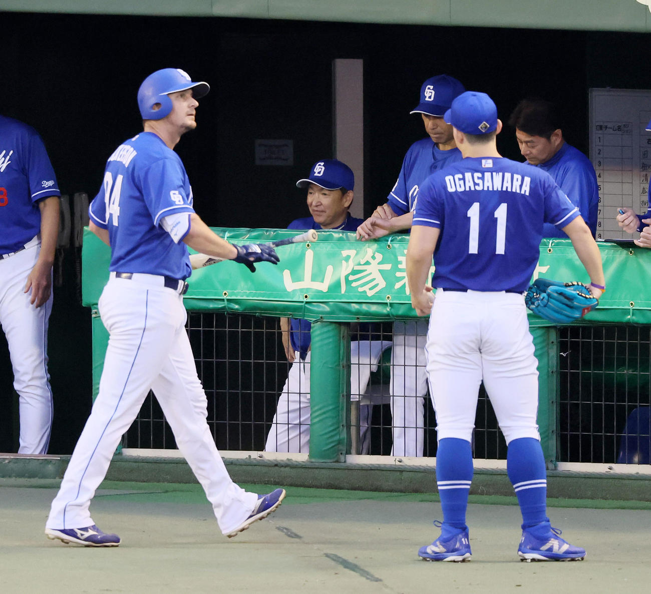 阪神対中日　4回表中日1死一、二塁、三振に倒れベンチへ引き揚げるディカーソン（左）の奥でグラウンドを見つめる立浪監督。右は先発の小笠原（撮影・加藤哉）