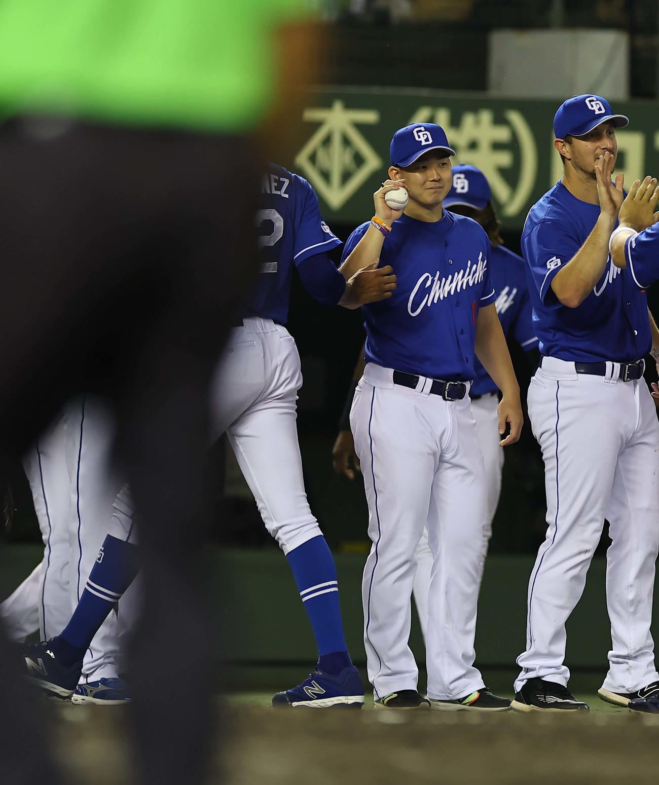 阪神対中日　ロドリゲスから勝利球をもらう小笠原（撮影・上田博志）