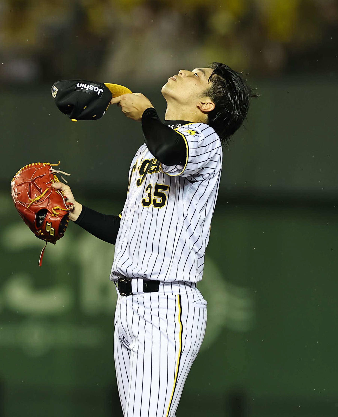 阪神対中日　8回表中日2死三塁、才木は板山に右前先制適時打を浴び天を仰ぐ（撮影・上田博志）