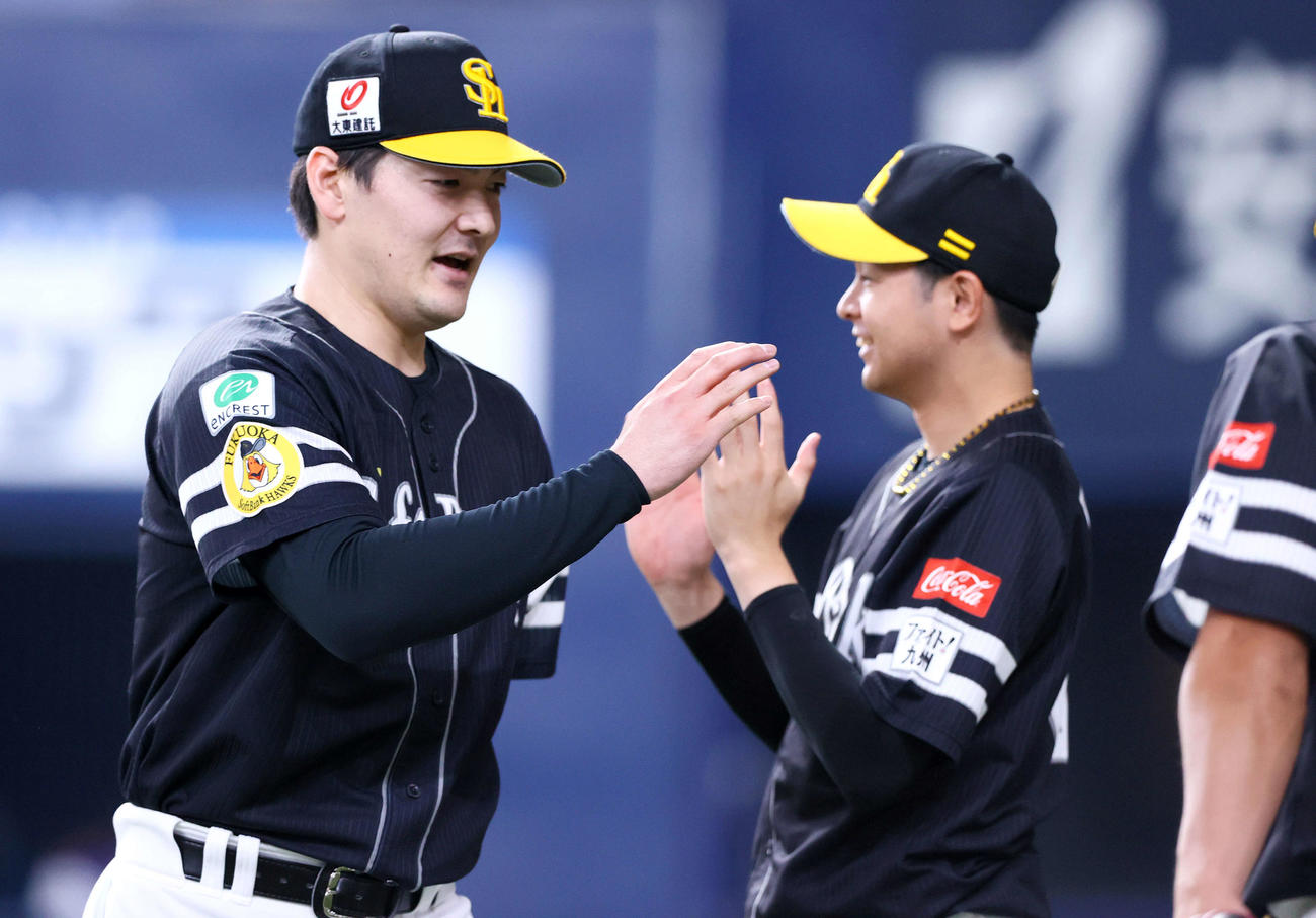 オリックス対ソフトバンク　1回表終了後、ベンチに引き揚げるソフトバンク先発の有原（撮影・上山淳一）