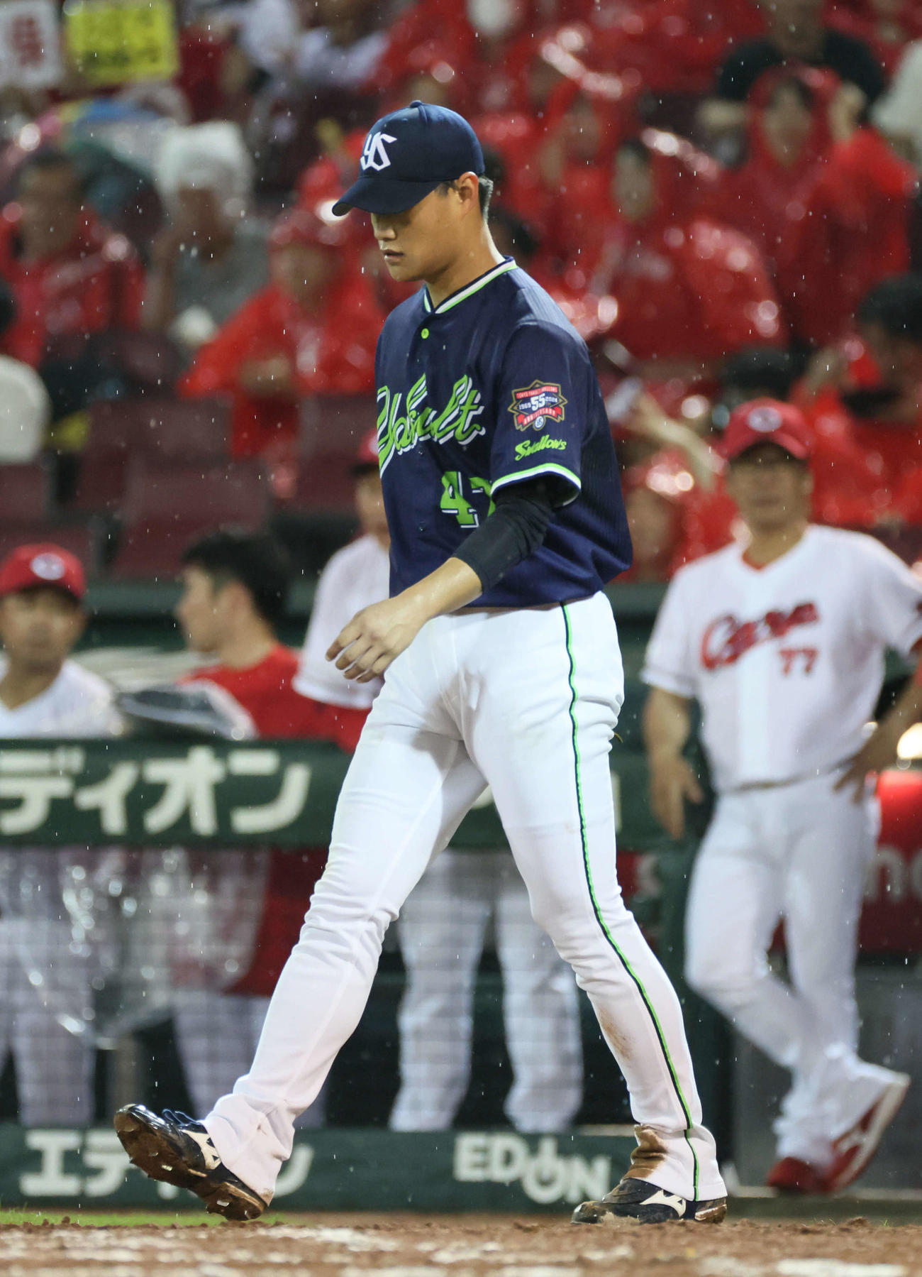 広島対ヤクルト　6回裏広島1死一、二塁、長岡秀樹のエラーで先制された高橋（撮影・加藤孝規）