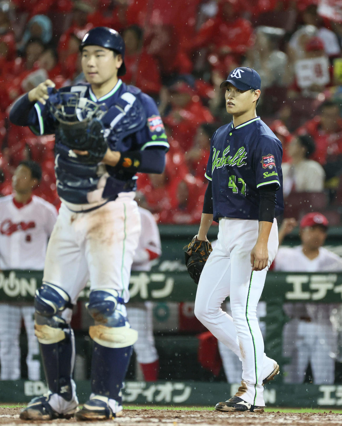 広島対ヤクルト　6回裏広島1死一、二塁、長岡秀樹のエラーで先制された高橋。左は松本直（撮影・加藤孝規）