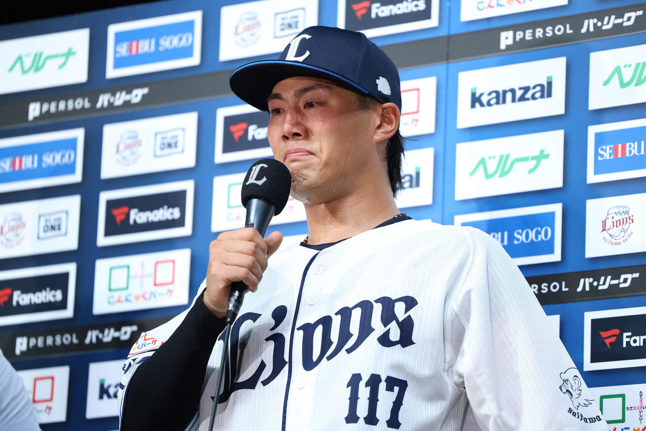 西武対日本ハム　お立ち台で涙を流し、インタビューの答えに詰まる西武牧野（撮影・河田真司）