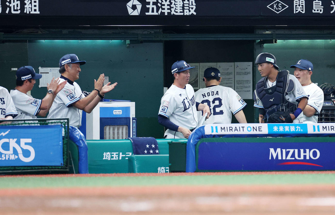 西武対日本ハム　3回表を終え、好守を見せた牧野（右から2人目）を拍手で迎える渡辺監督代行（撮影・河田真司）