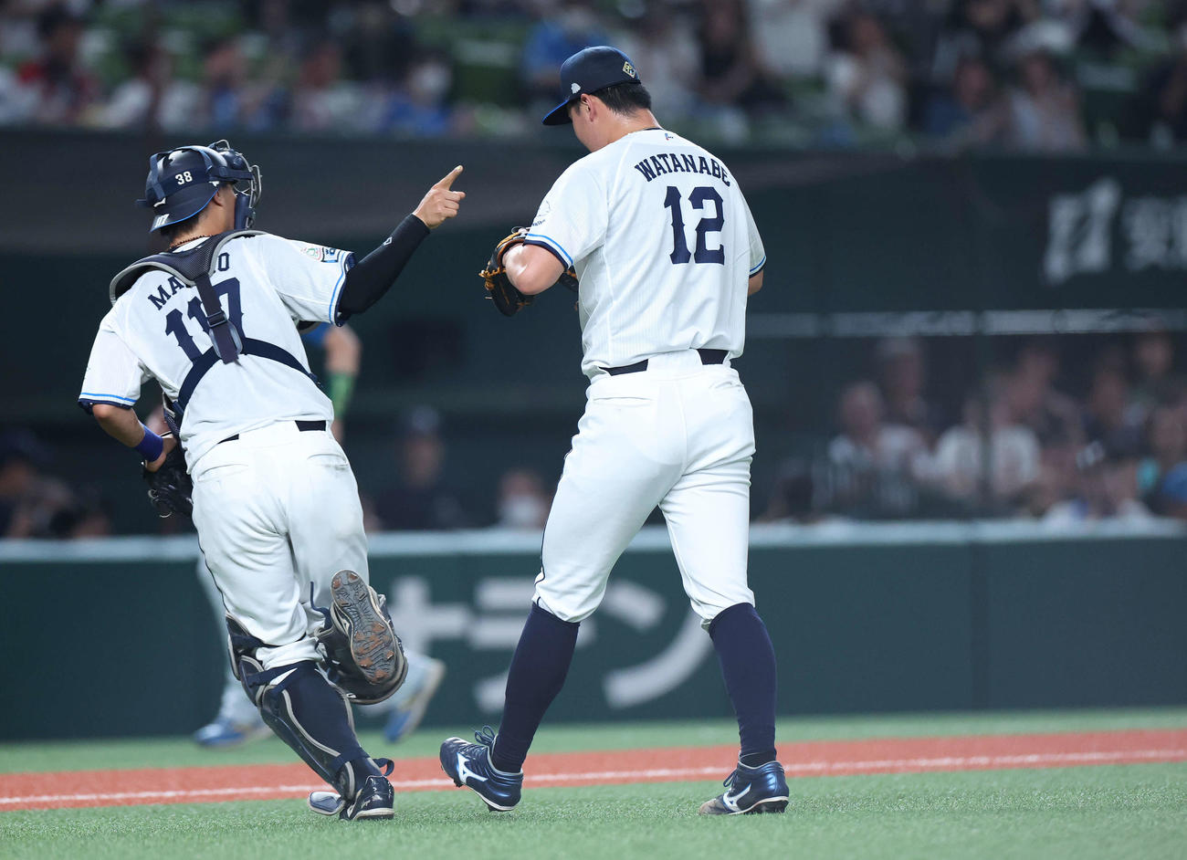 西武対日本ハム　4回表を抑え、ベンチに戻る牧野（左）と渡辺（撮影・河田真司）