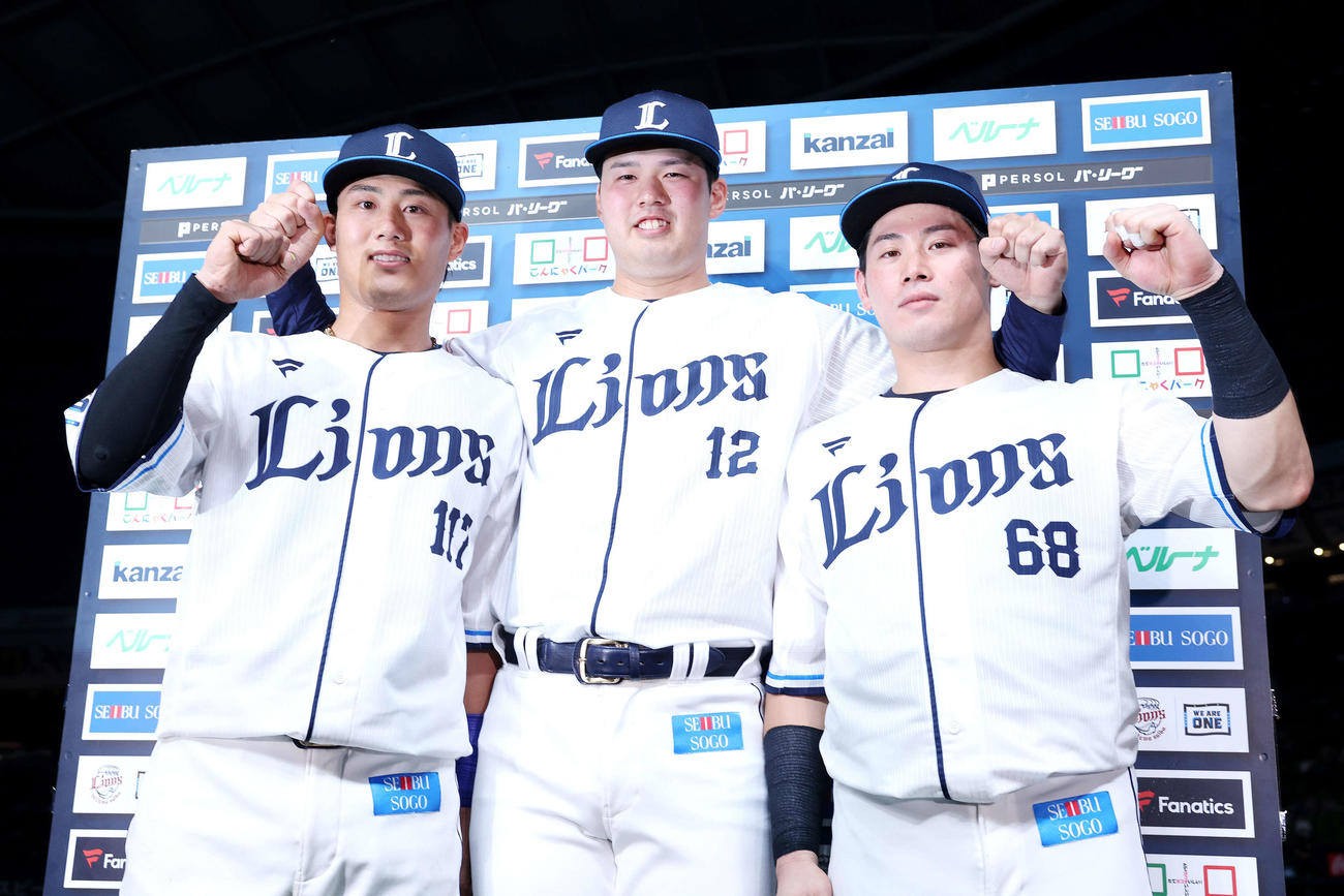 西武対日本ハム　日本ハムに勝利し、お立ち台でガッツポーズで写真に納まる西武の、左から牧野、渡辺、岸（撮影・河田真司）