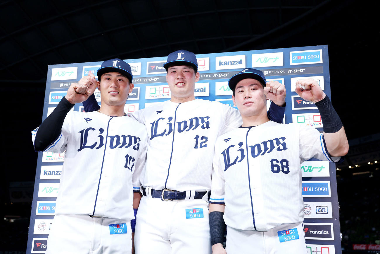 西武対日本ハム　日本ハムに勝利し、お立ち台でガッツポーズで写真に納まる西武の、左から牧野、渡辺、岸（撮影・河田真司）