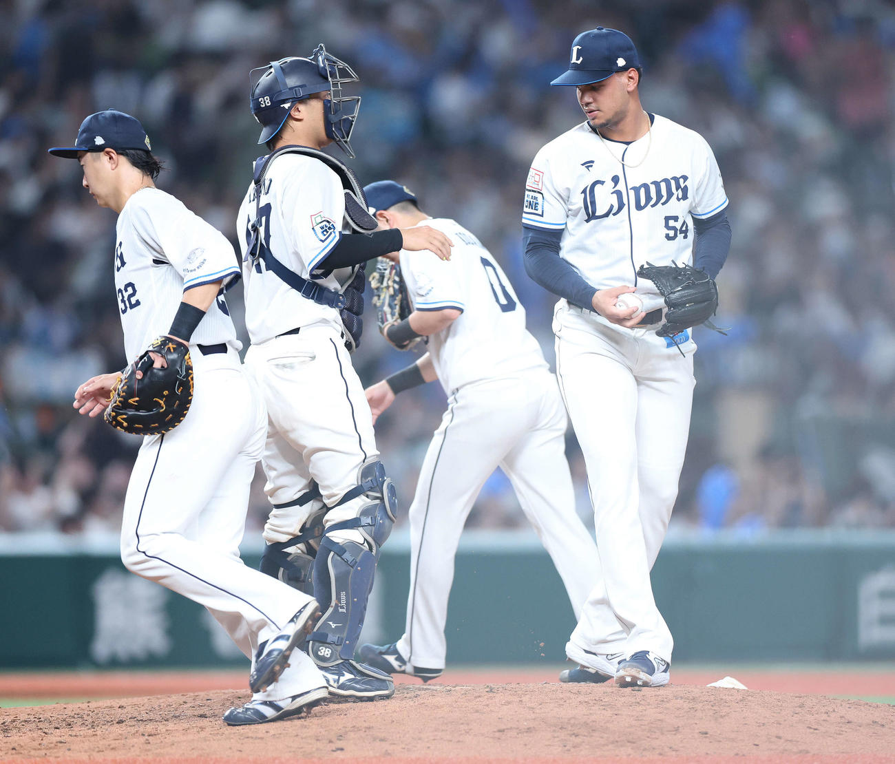 西武対日本ハム　日本ハムに勝利し、マウンドで言葉を交わす牧野翔矢（左から2人目）とアブレイユ（撮影・河田真司）
