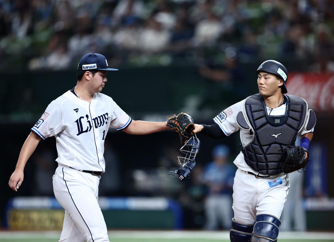 西武対日本ハム　1回表を抑えグラブタッチを交わす西武渡辺（左）と牧野（撮影・河田真司）