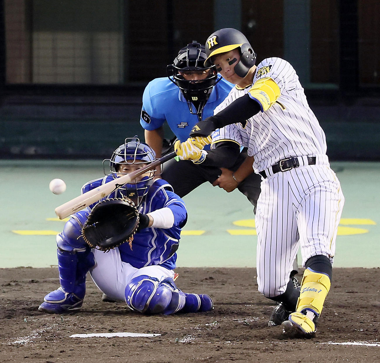 阪神対中日　4回裏阪神無死、森下は中前打を放つ（撮影・加藤哉）