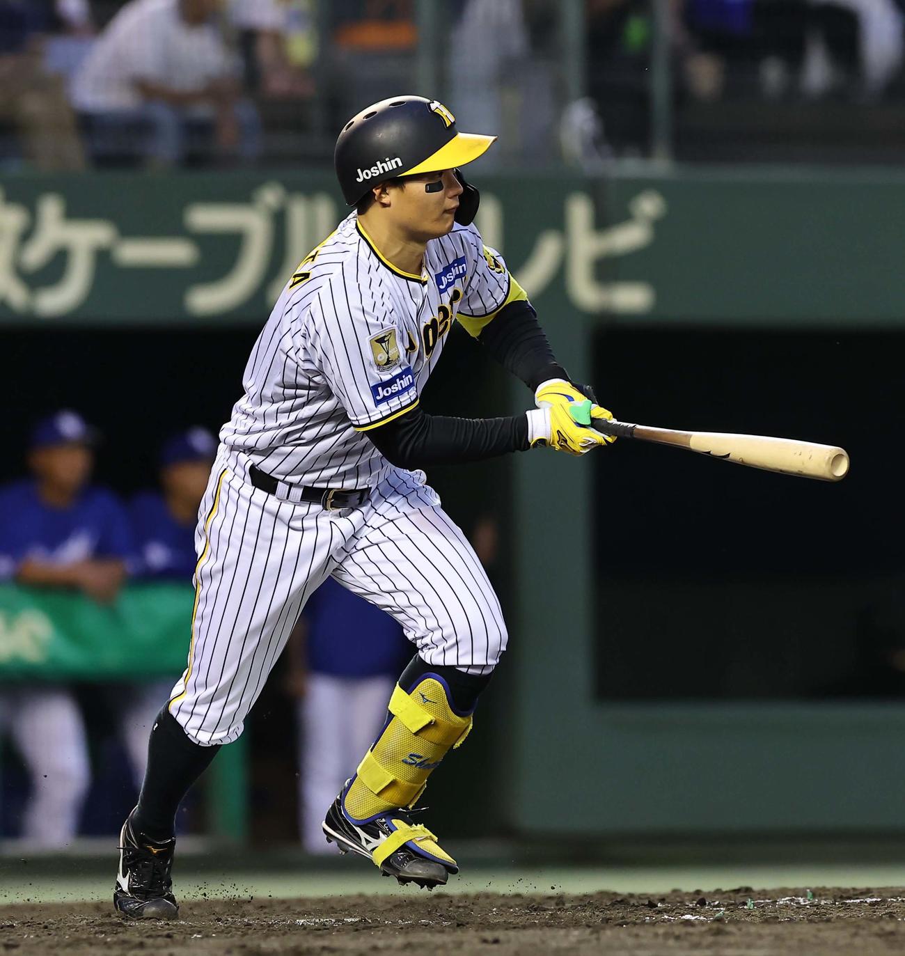 阪神対中日　4回裏阪神無死、森下は中前打を放つ（撮影・上田博志）