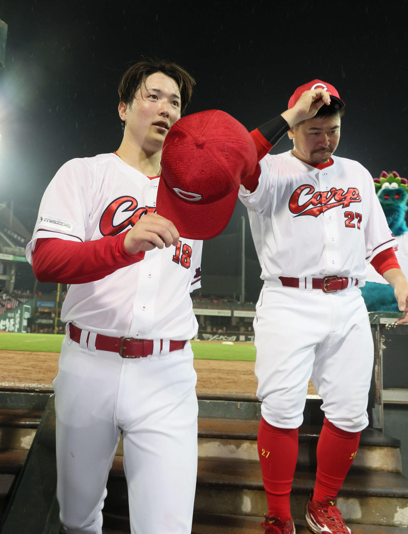 広島対ヤクルト　ファンの声援に応える森下（左）と会沢（撮影・加藤孝規）