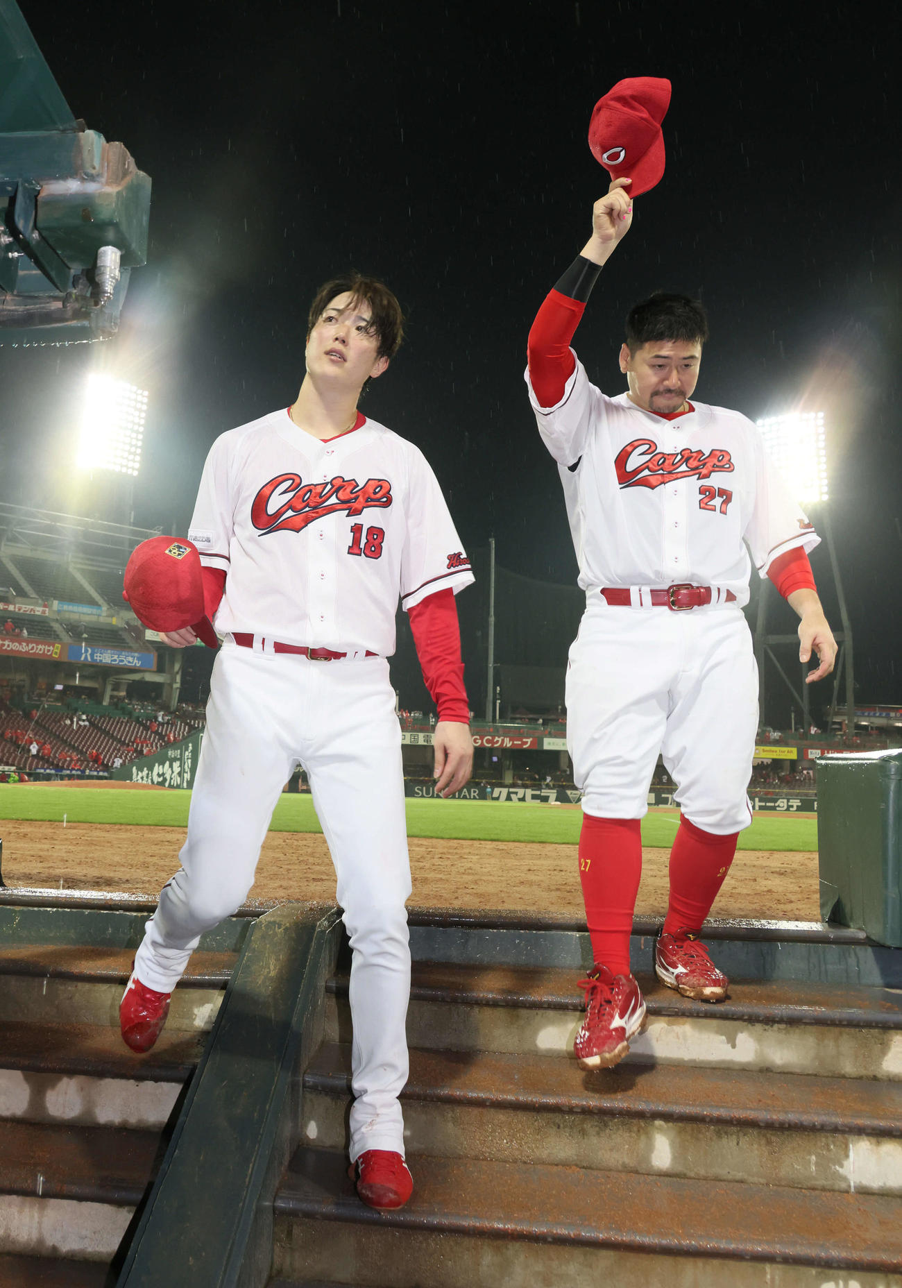 広島対ヤクルト　ファンの声援に応える森下（左）と会沢（撮影・加藤孝規）