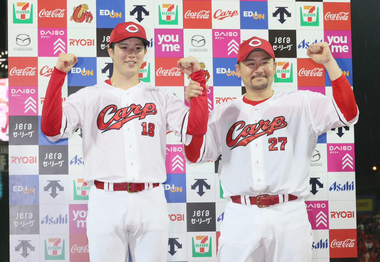 広島対ヤクルト　お立ち台でポーズを決める森下（左）と会沢（撮影・加藤孝規）