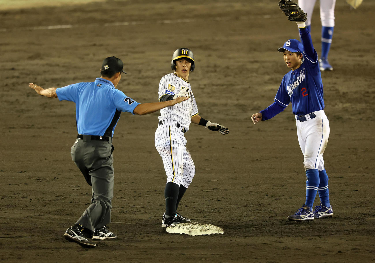 阪神対中日　9回裏阪神2死一塁、代走植田は二塁盗塁を決める。野手は田中（撮影・加藤哉）