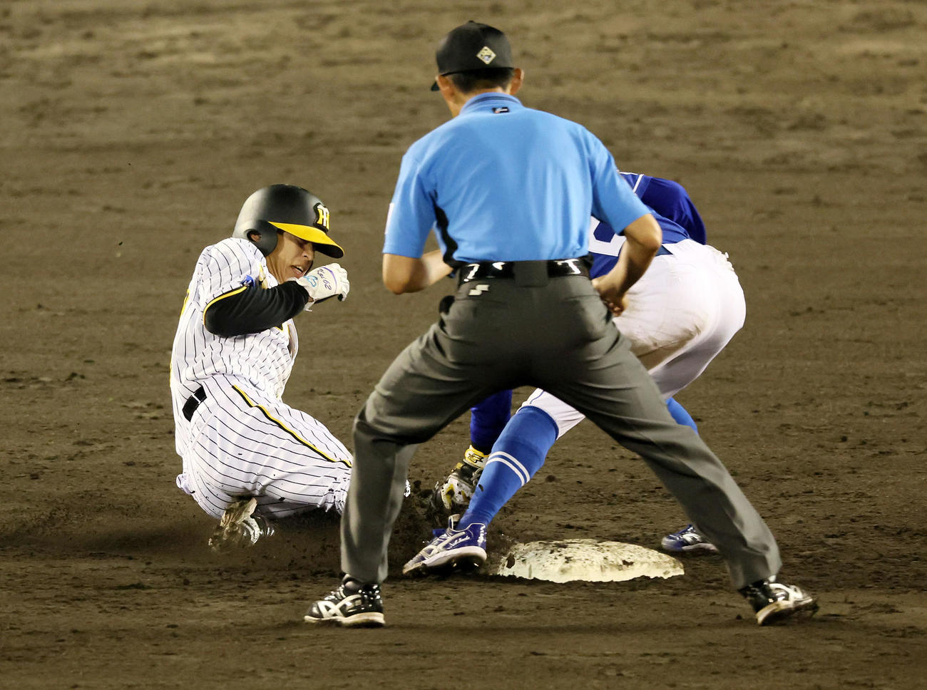 阪神対中日　9回裏阪神2死一塁、代走植田は二塁盗塁を決める。野手は田中（撮影・加藤哉）