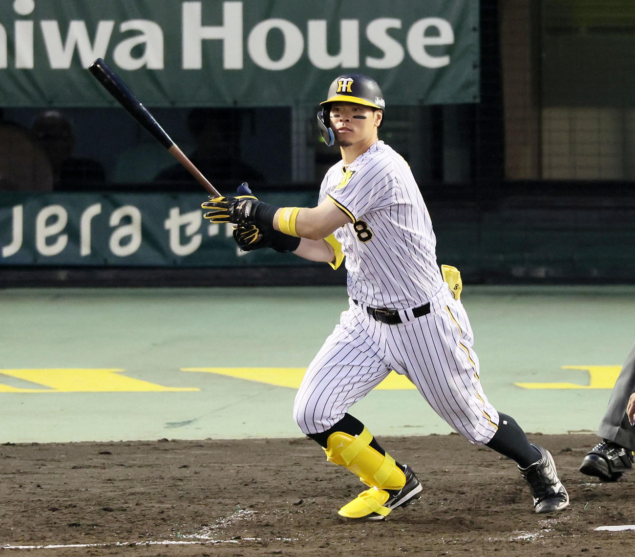 阪神対中日　4回裏阪神2死一塁、佐藤輝は右前打を放つ（撮影・加藤哉）