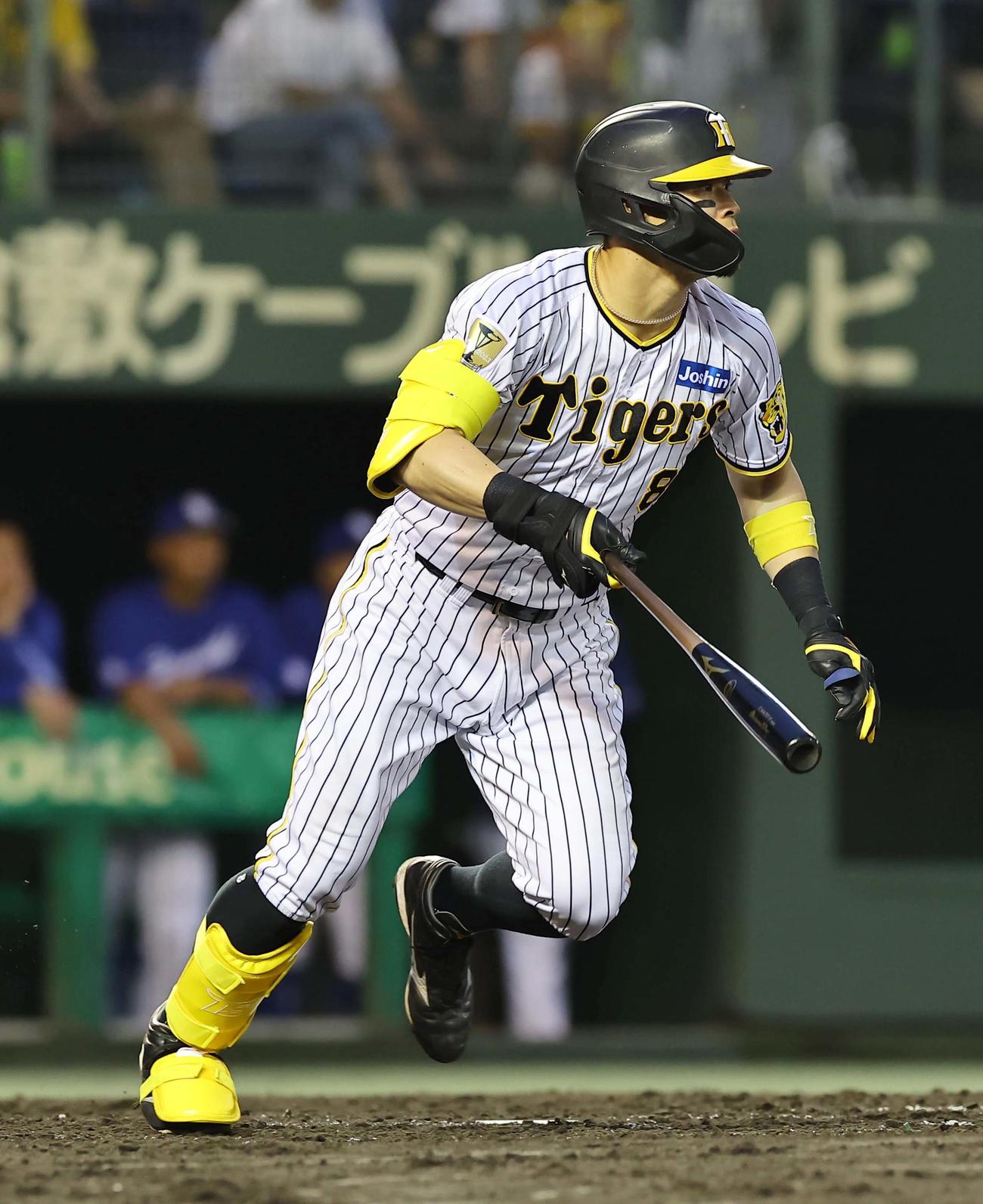阪神対中日　4回裏阪神2死一塁、佐藤輝は右前打を放つ（撮影・上田博志）