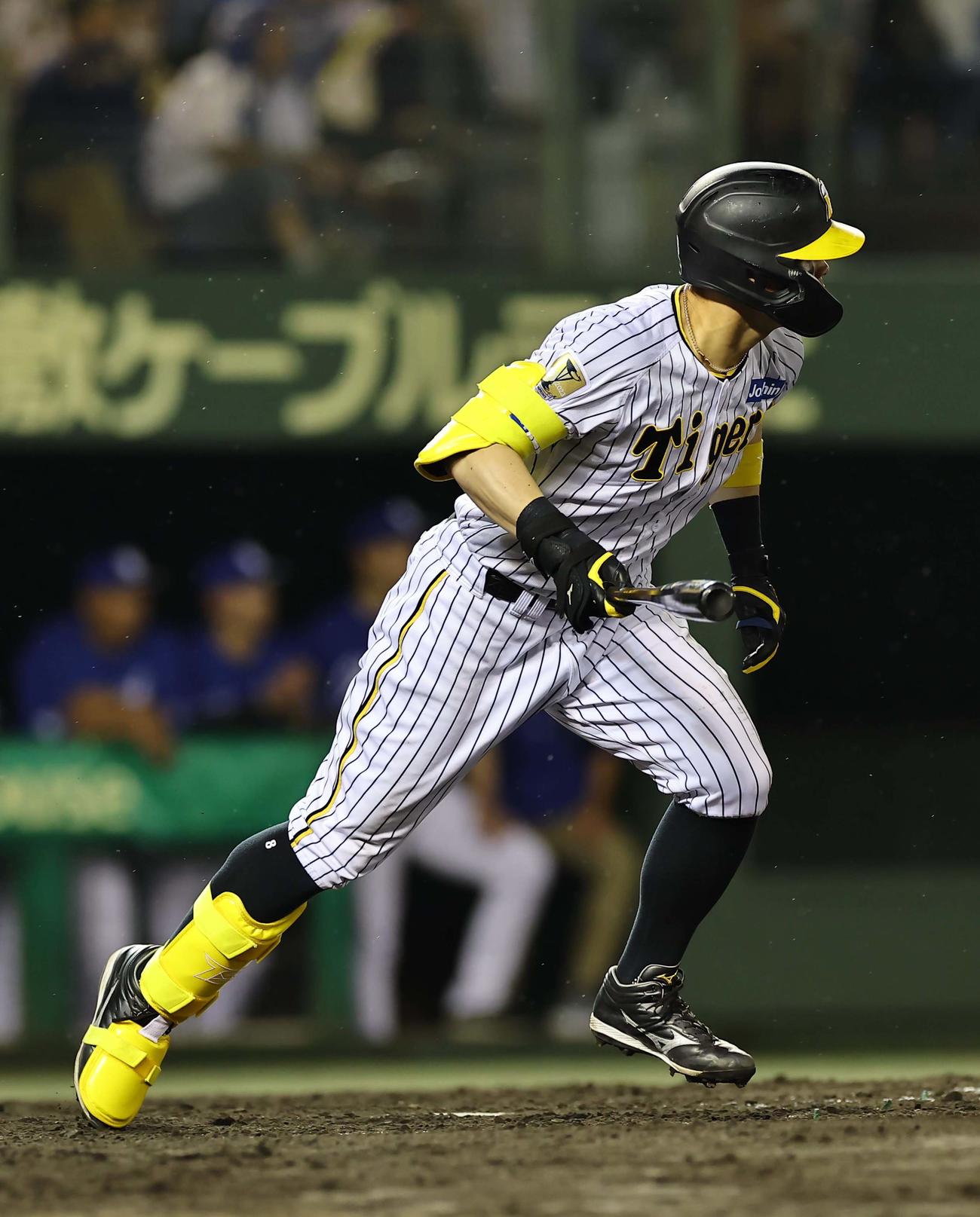 阪神対中日　9回裏阪神2死、佐藤輝は左前打を放つ（撮影・上田博志）