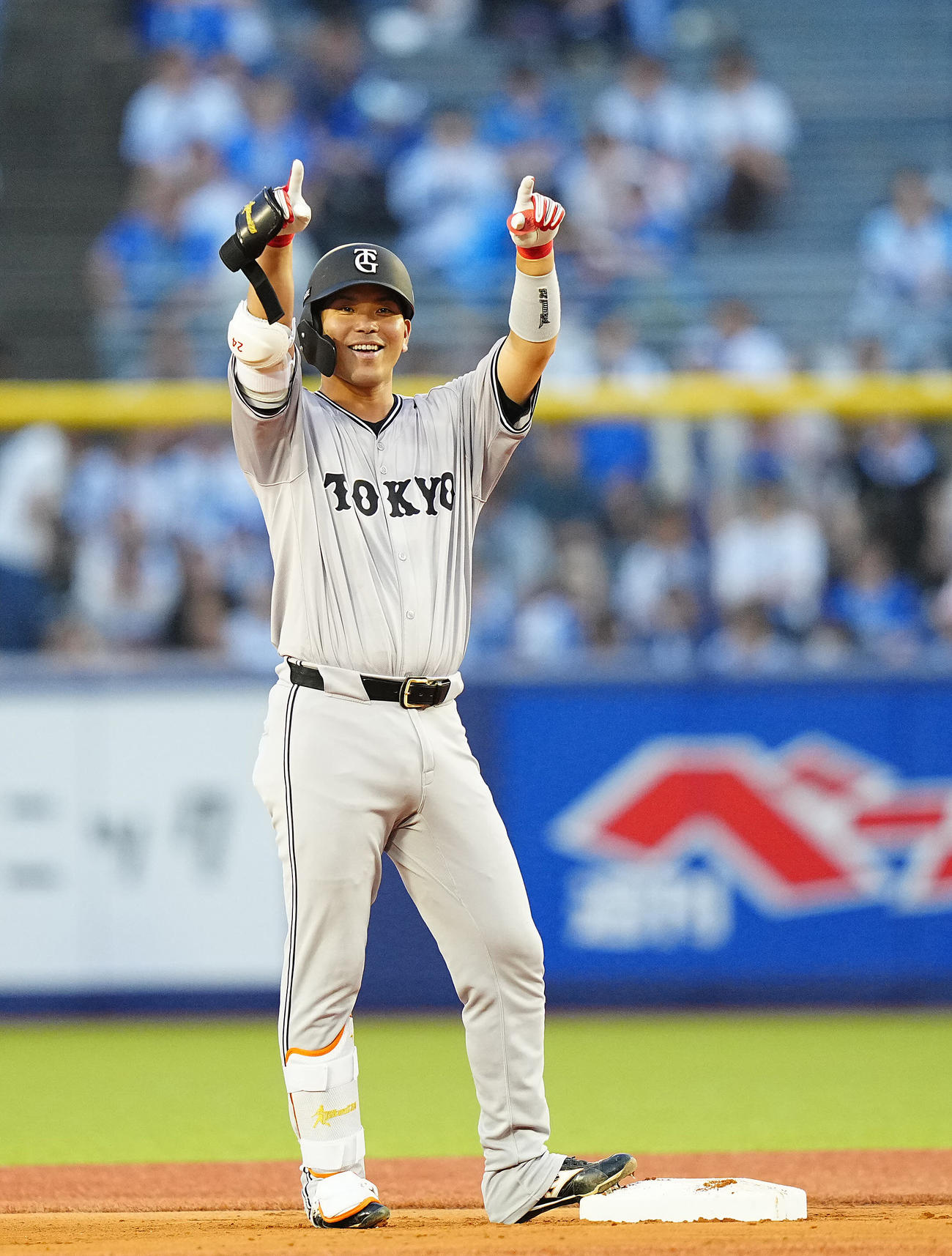 DeNA対巨人　4回表巨人1死一塁、先制の適時打を放ちベンチに向かって笑顔を見せる大城（撮影・垰建太）