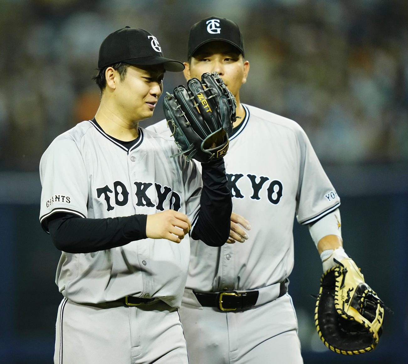 DeNA対巨人　6回裏DeNA2死、度会を投ゴロに仕留めた巨人先発の山崎伊（左）は大城から声をかけられる（撮影・垰建太）