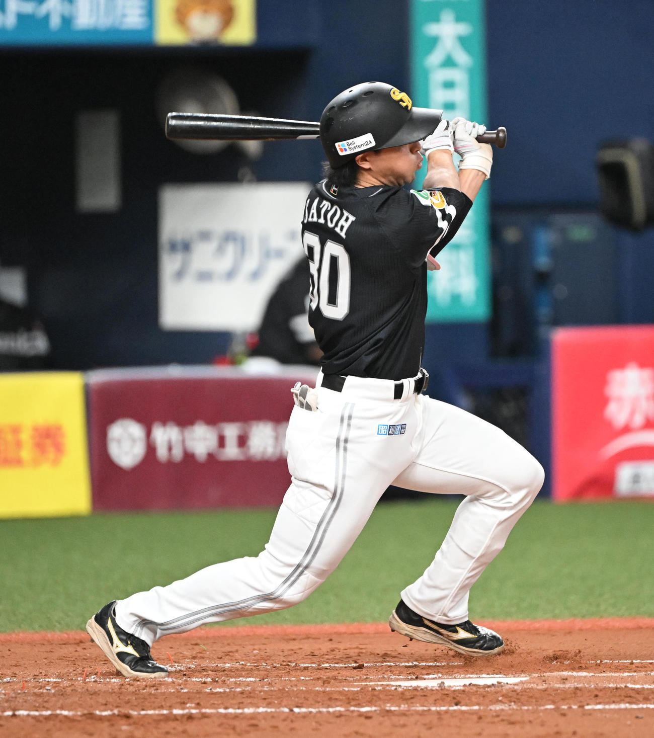 オリックス対ソフトバンク　3回表ソフトバンク1死二塁、中前適時打を放つ佐藤直（撮影・和賀正仁）