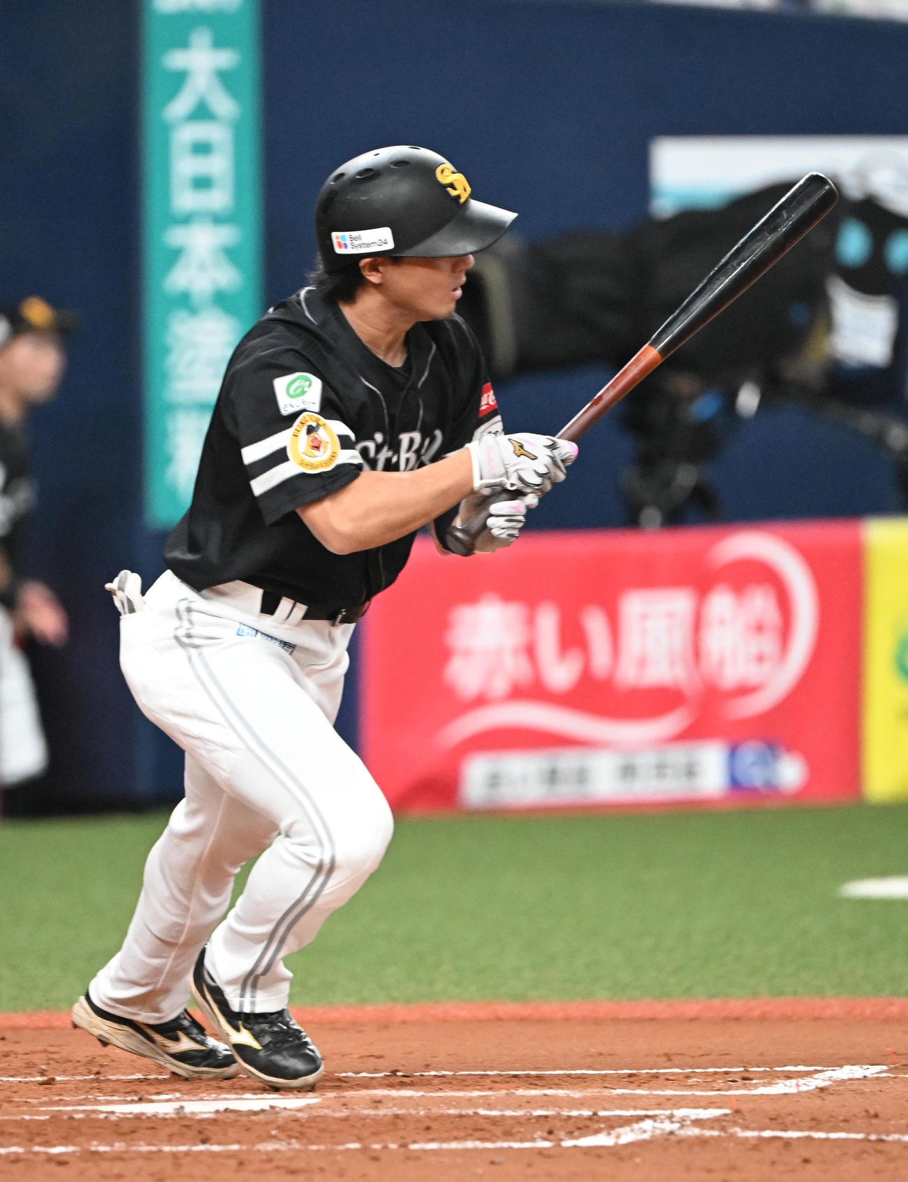 オリックス対ソフトバンク　3回表ソフトバンク1死二塁、中前適時打を放つ佐藤直（撮影・和賀正仁）