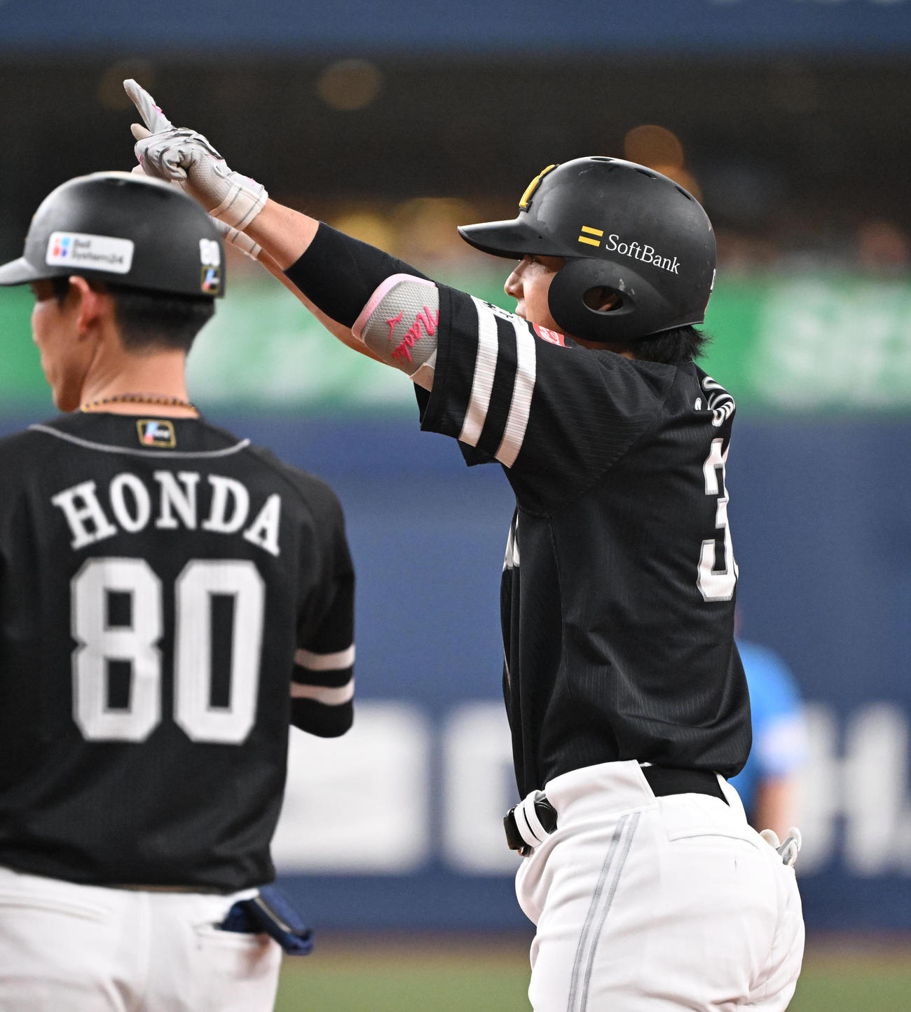 オリックス対ソフトバンク　3回表ソフトバンク1死二塁、中前適時打を放ちベンチに向かってポーズを取る佐藤直（撮影・和賀正仁）