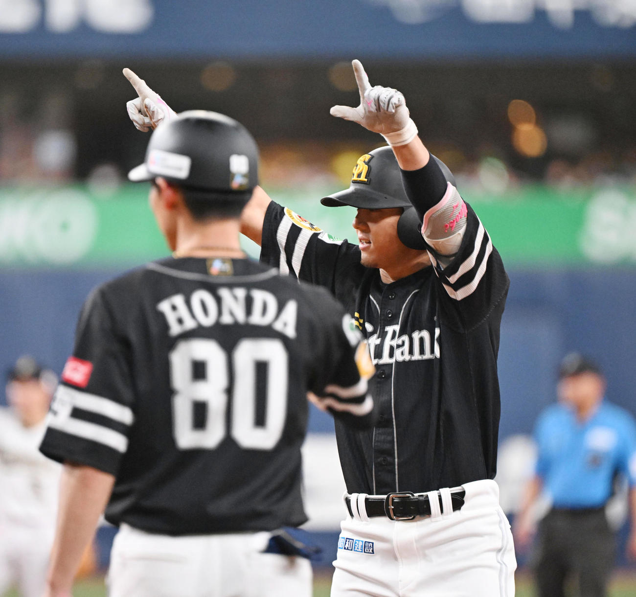 オリックス対ソフトバンク　3回表ソフトバンク1死二塁、中前適時打を放ちベンチに向かってポーズを取る佐藤直（撮影・和賀正仁）