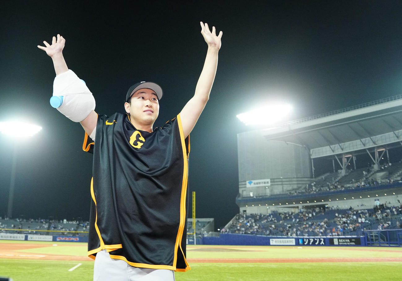 DeNA対巨人　DeNAに勝利しファンの声援に応える巨人山崎伊（撮影・垰建太）