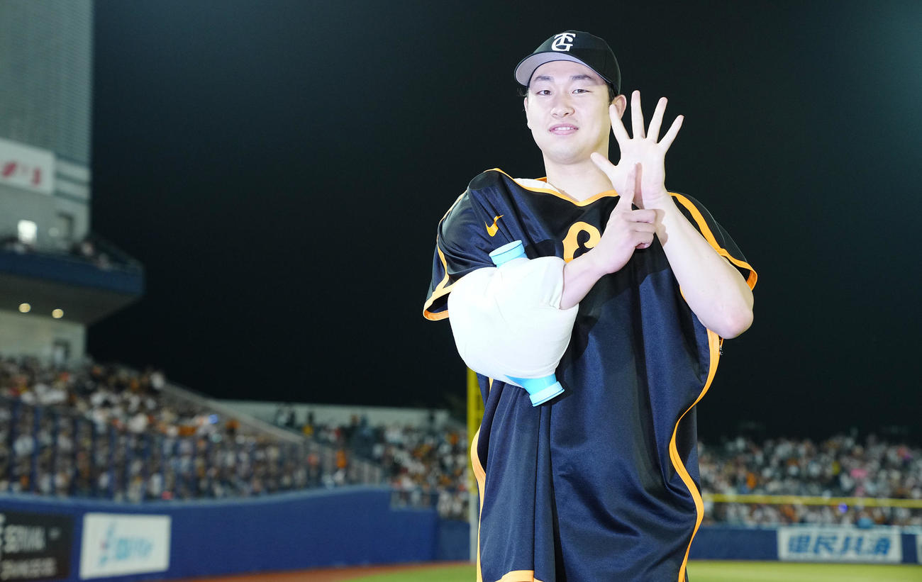 DeNA対巨人　DeNAに勝利し6勝目を挙げた巨人山崎伊（撮影・垰建太）