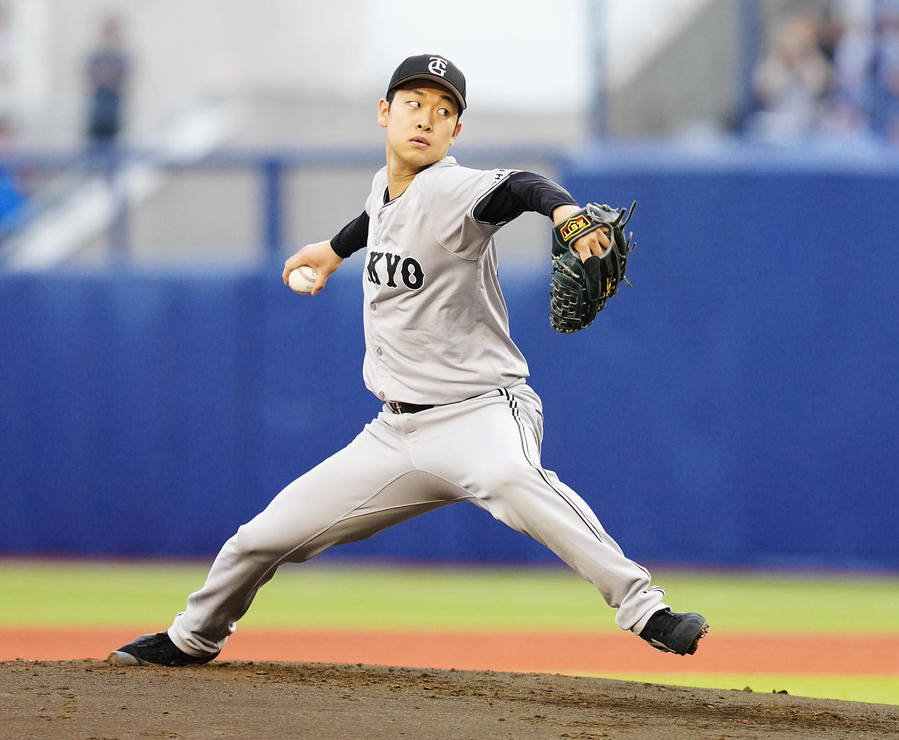 DeNA対巨人　力投する巨人先発の山崎伊（撮影・垰建太）