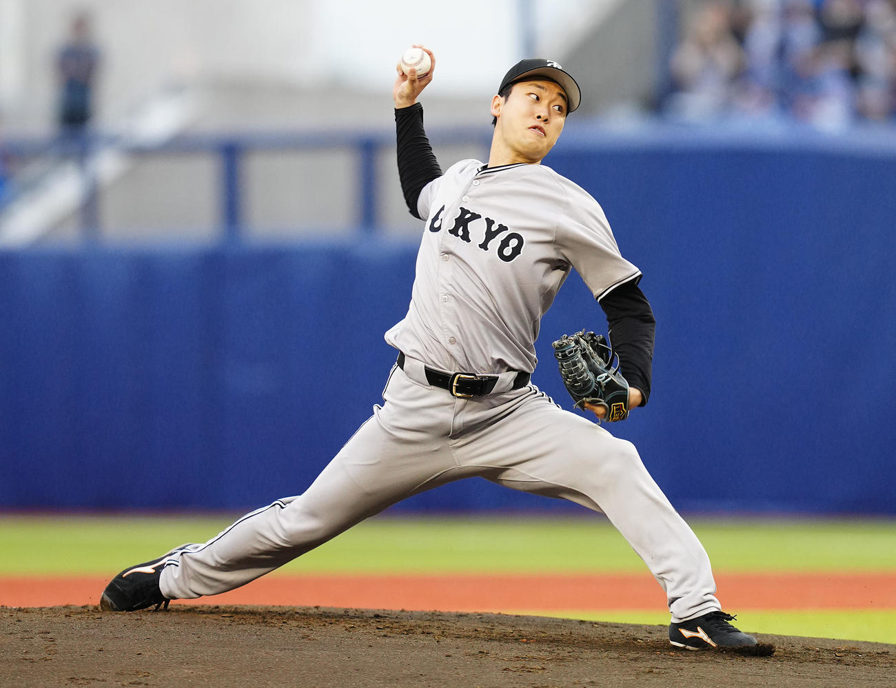 DeNA対巨人　力投する巨人先発の山崎伊（撮影・垰建太）