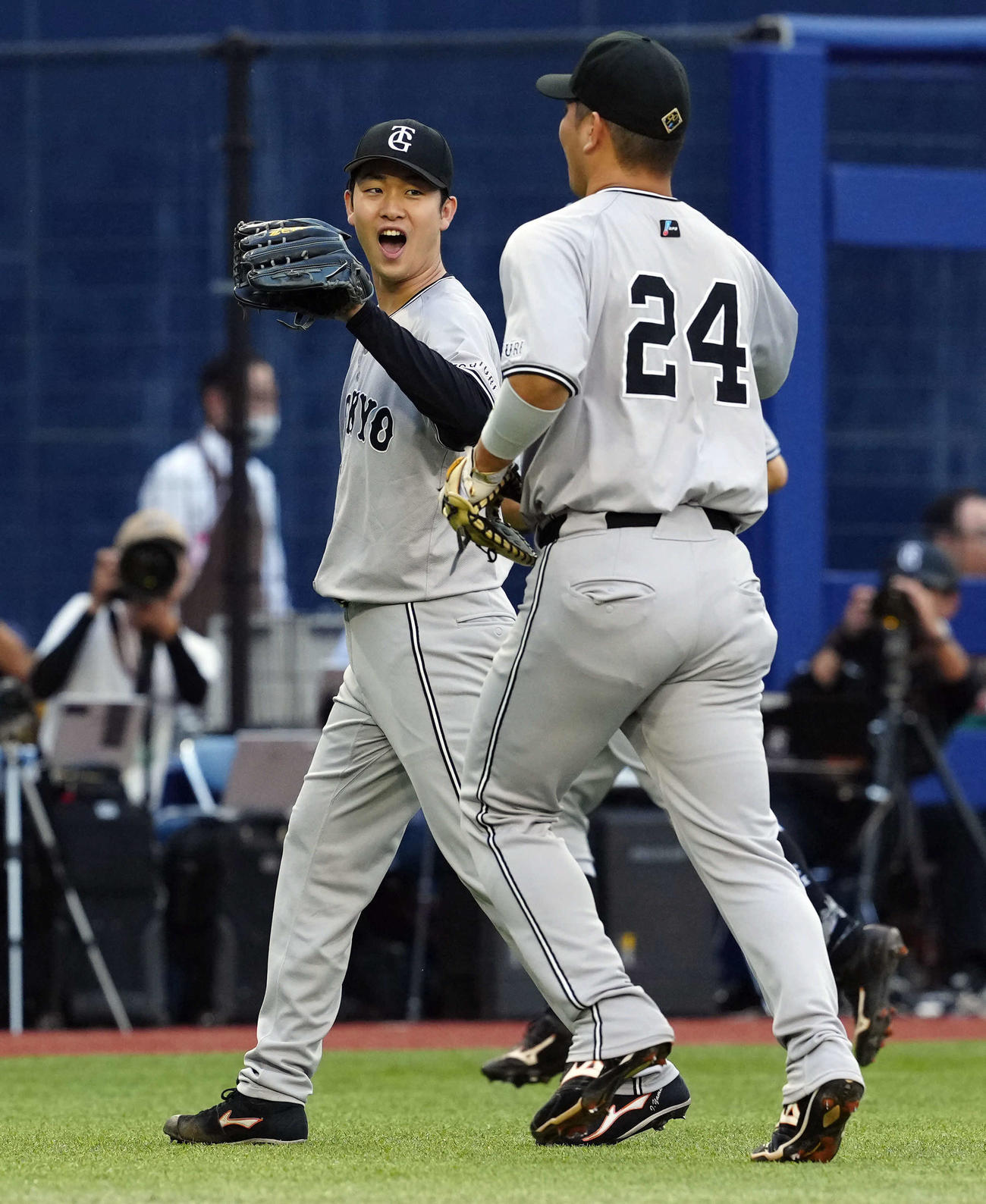 DeNA対巨人　初回を無失点に抑え笑顔を見せる巨人の先発山崎伊（撮影・たえ見朱実）