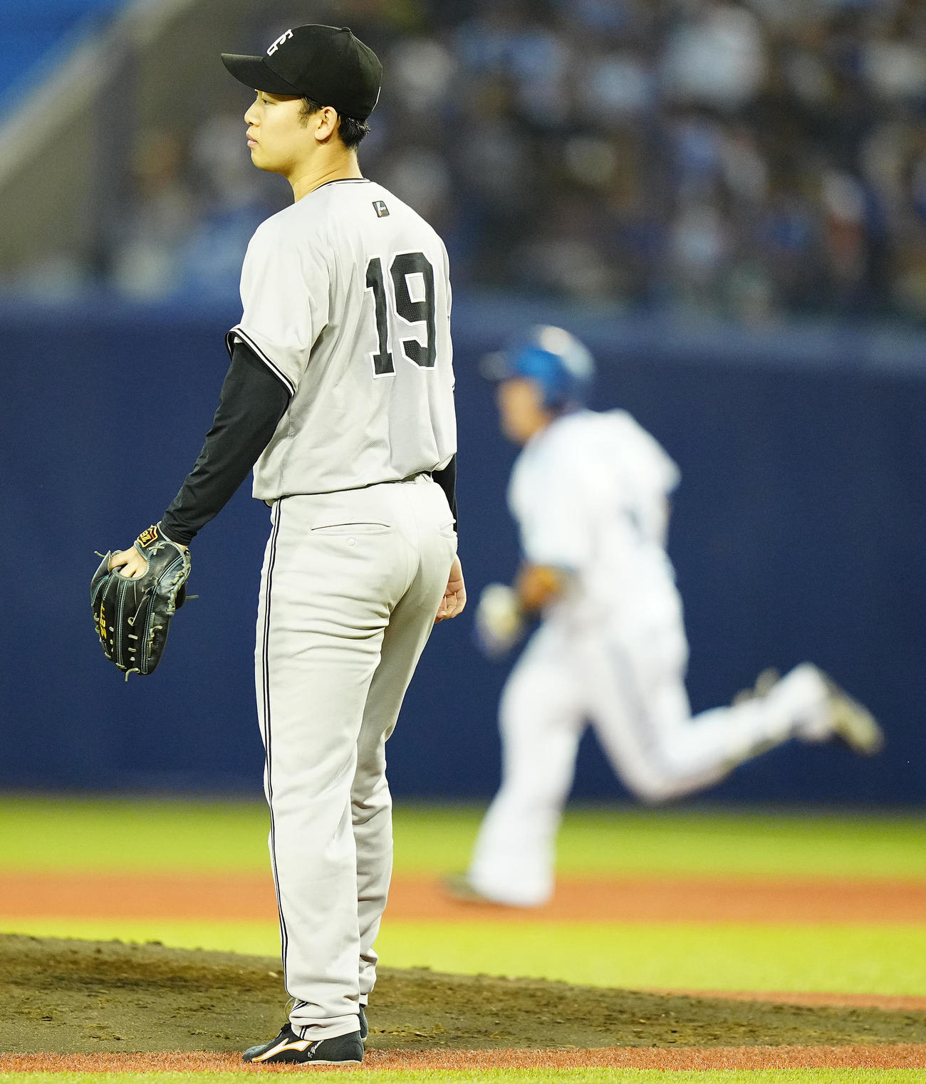 DeNA対巨人　5回裏DeNA無死、牧（右）に二塁打を許す山崎伊（撮影・垰建太）
