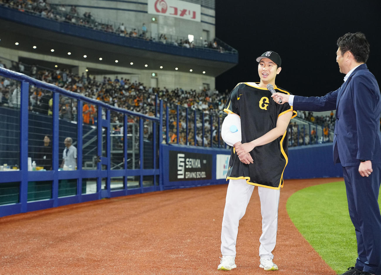 DeNA対巨人　DeNAに勝利しヒーローインタビューに応える巨人山崎伊（撮影・垰建太）