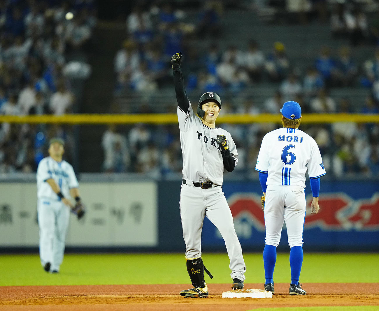 DeNA対巨人　7回表巨人1死二塁、適時二塁打を放ち塁上でガッツポーズする山崎伊（撮影・垰建太）
