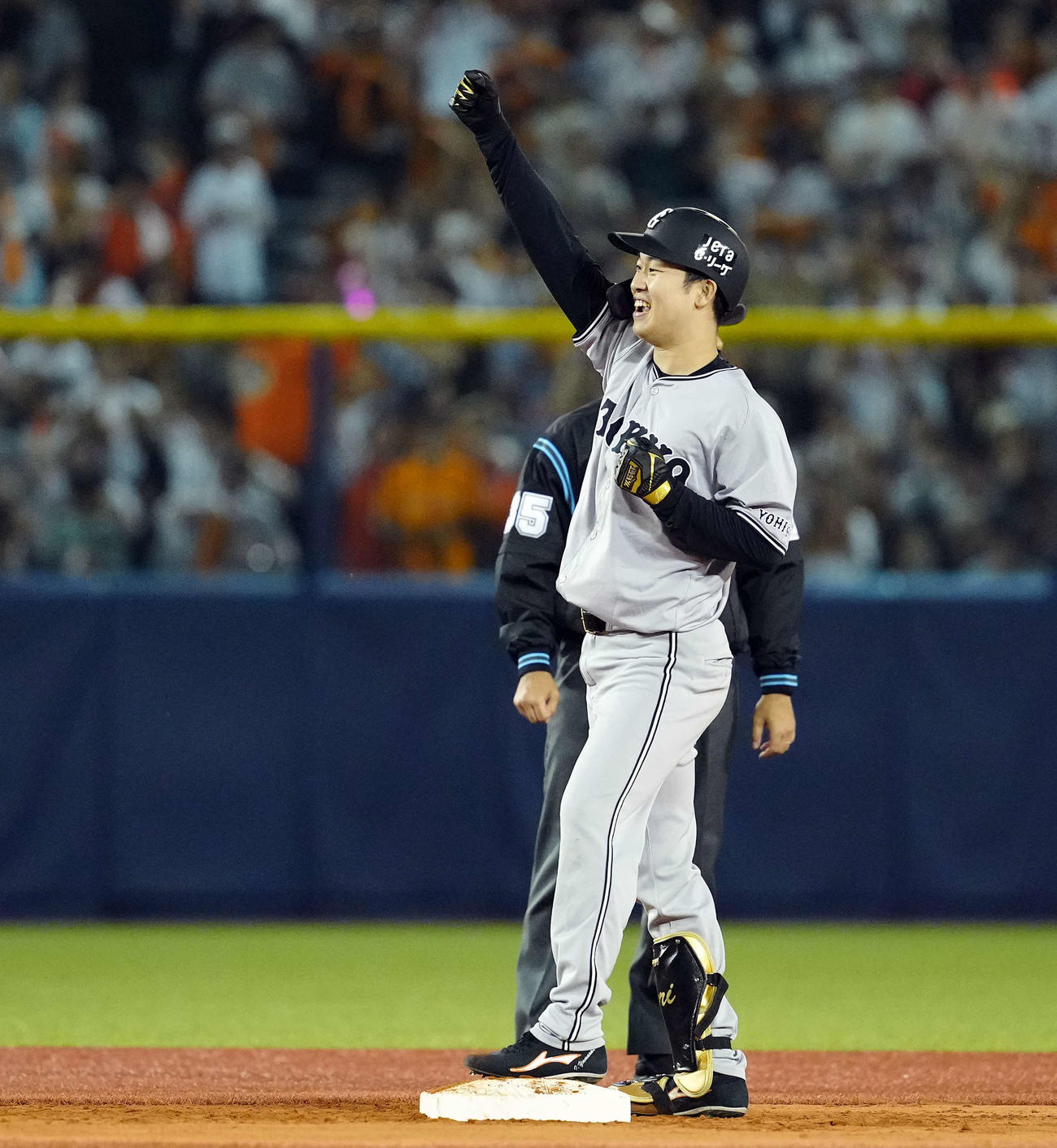 DeNA対巨人　7回表巨人1死二塁、勝ち越しの中前適時二塁打を放ちポーズを決める山崎伊（撮影・たえ見朱実）