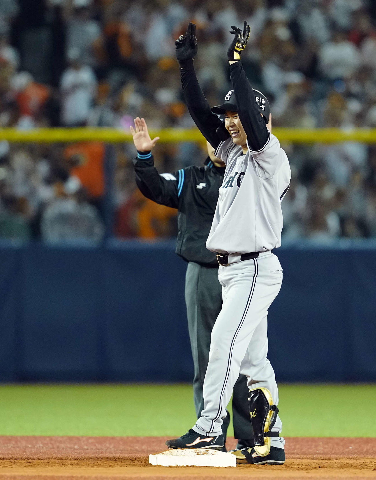 DeNA対巨人　7回表巨人1死二塁、勝ち越しの中前適時二塁打を放ちポーズを決める山崎伊（撮影・たえ見朱実）