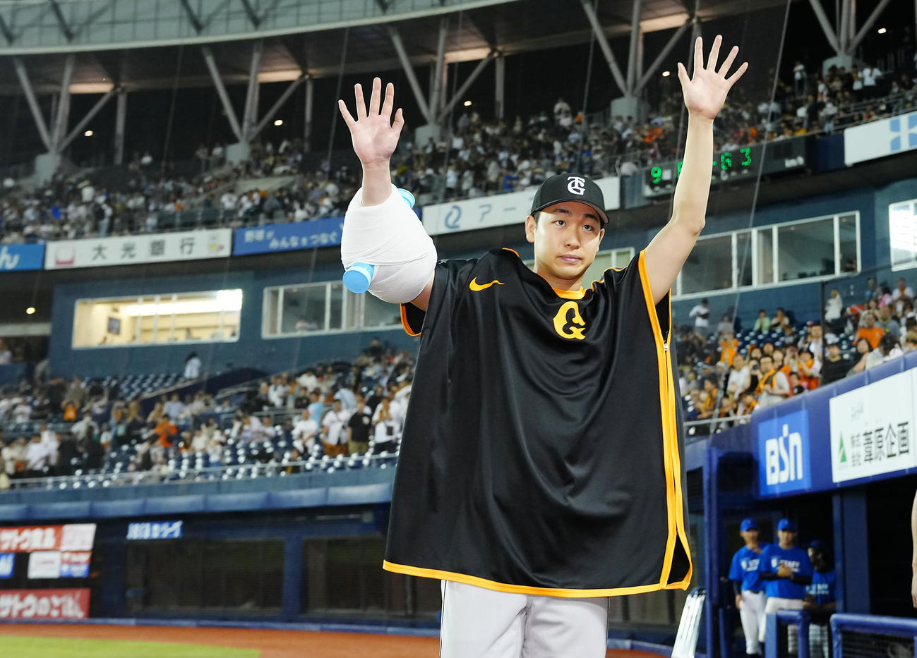 DeNA対巨人　DeNAに勝利しファンの声援に応える巨人山崎伊（撮影・垰建太）