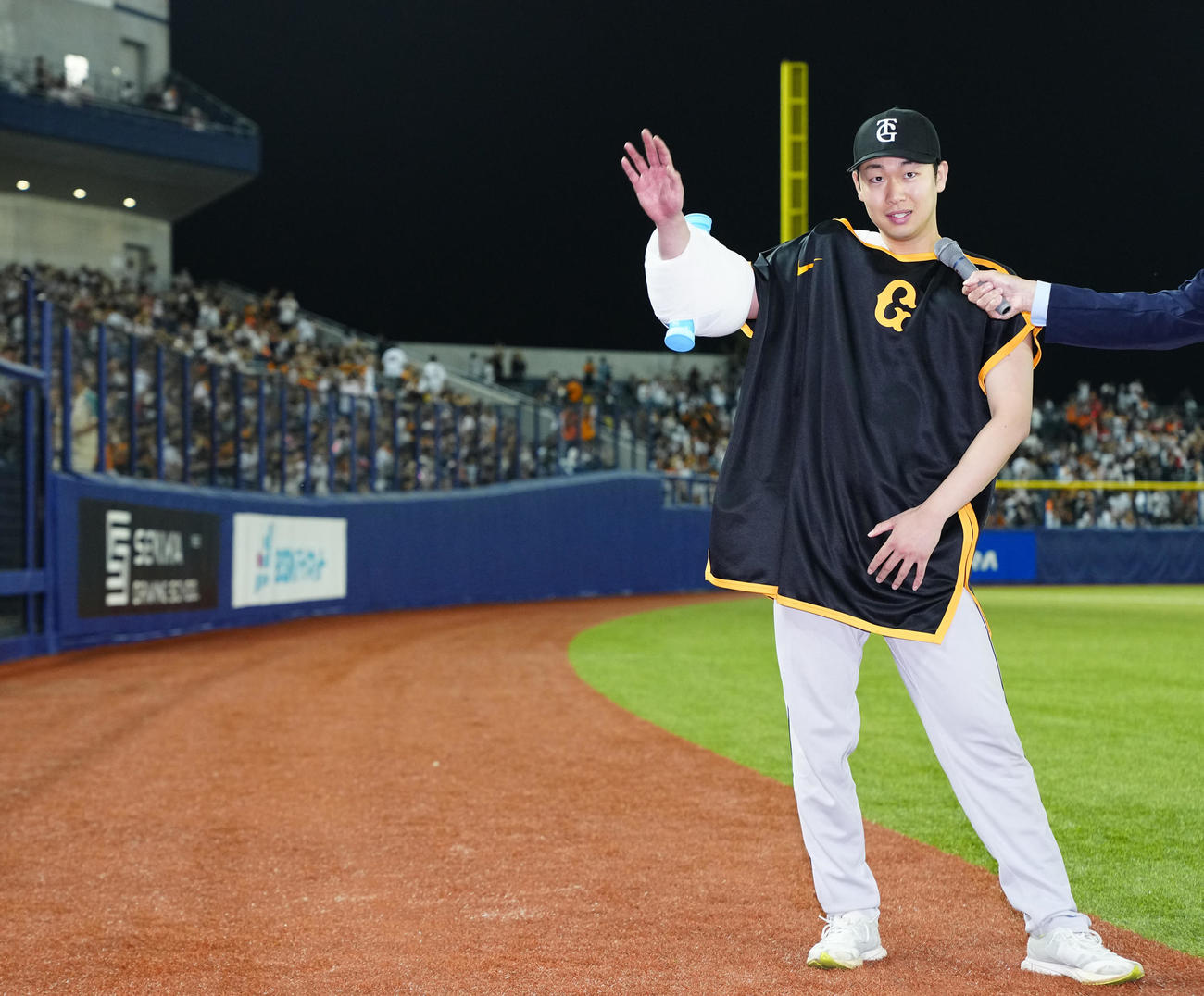 DeNA対巨人　DeNAに勝利しヒーローインタビューに応える巨人山崎伊（撮影・垰建太）